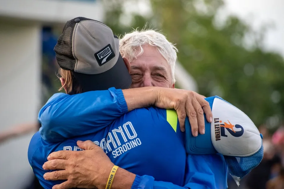 Un abrazo durante los festejos del campeonato