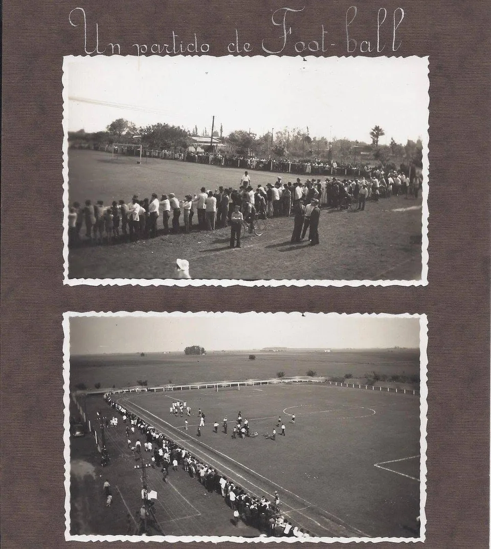 Página de un álbum histórico del club con fotografías de partidos
