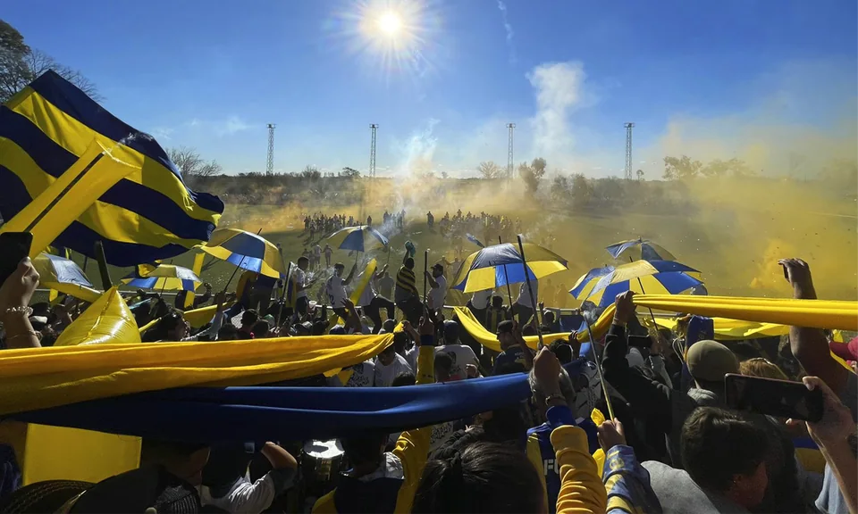 Banderas azules y amarillas entre la gente de Belgrano en la tribuna