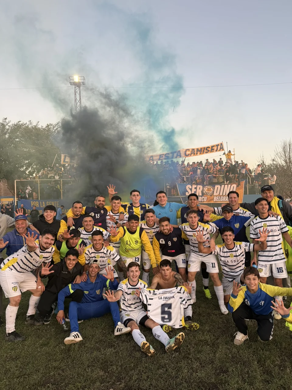 El plantel de Belgrano festeja en la cancha después del clásico ganado 5 a 0