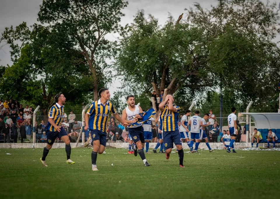 Jugadores corriendo para celebrar la consagración