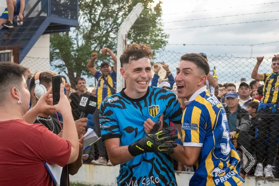 Entrevista junto al campo de juego durante los festejos