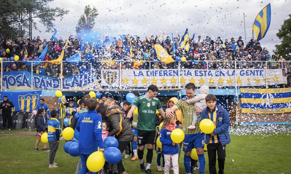 Niños con globos y banderas junto a la tribuna de Belgrano