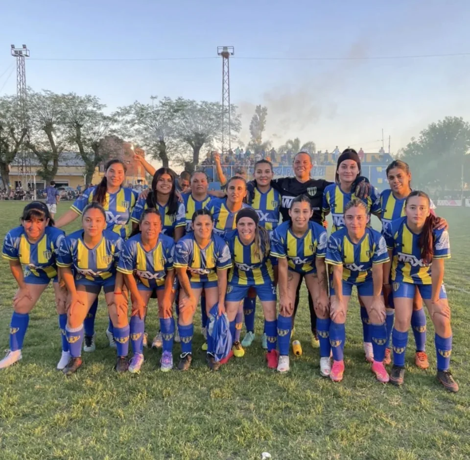 Equipo completo de Las Leonas posando en la cancha