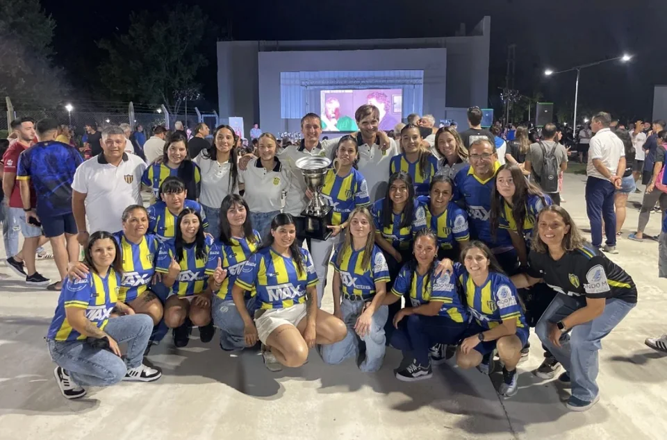 Las Leonas y su gente junto al trofeo del campeonato femenino 2025