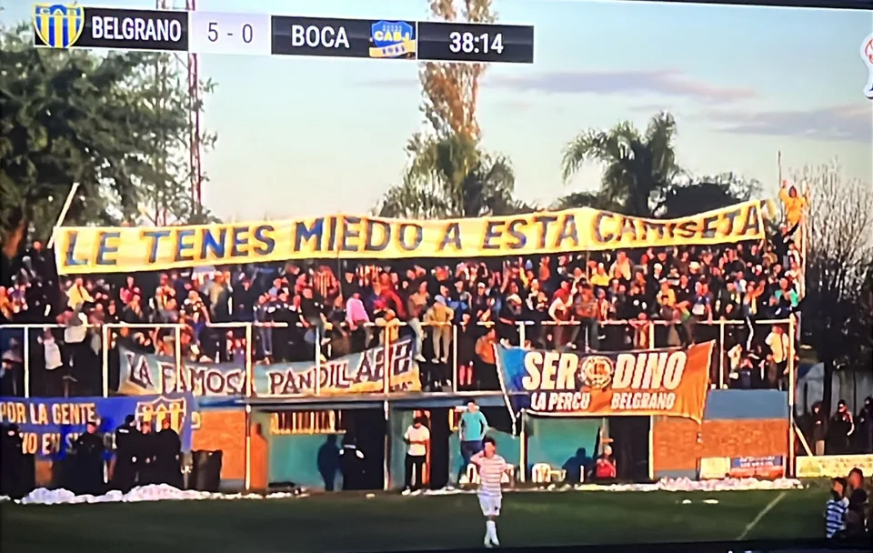 Captura de la tribuna con el marcador Belgrano 5 a 0 Boca
