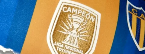 Parche de campeón de la Liga Regional Totorense en la camiseta de 2023