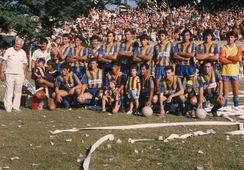 Plantel de Belgrano campeón provincial en 1989, junto a su gente
