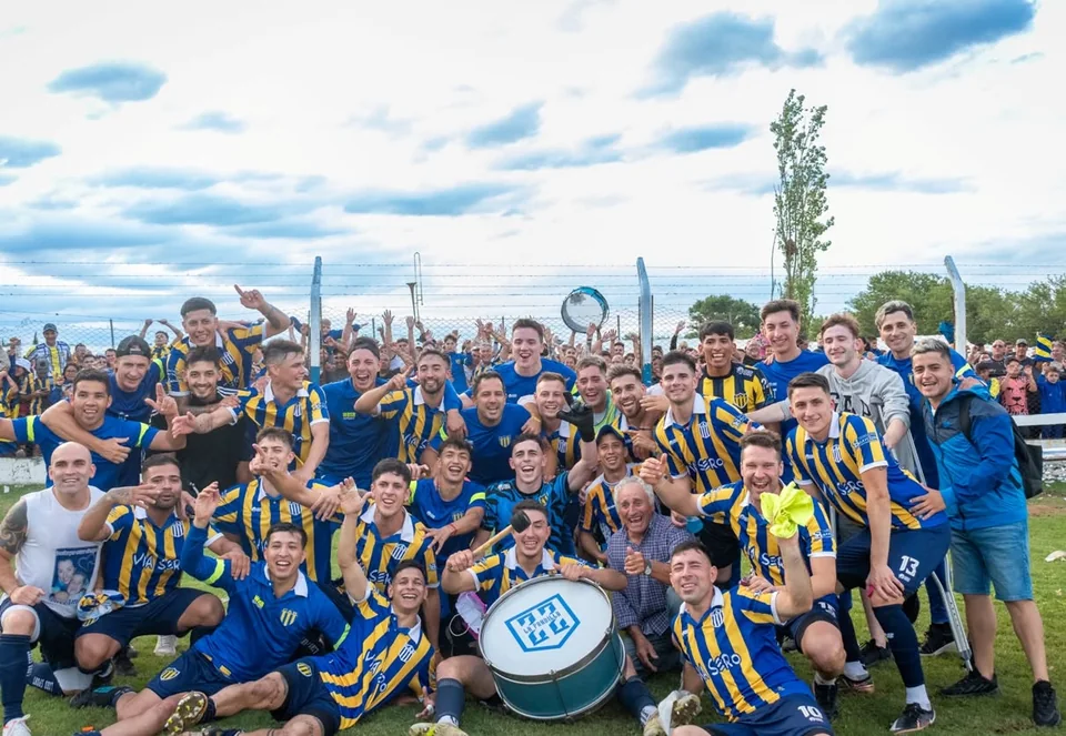 El plantel de Belgrano festeja el campeonato de la Liga Totorense 2023