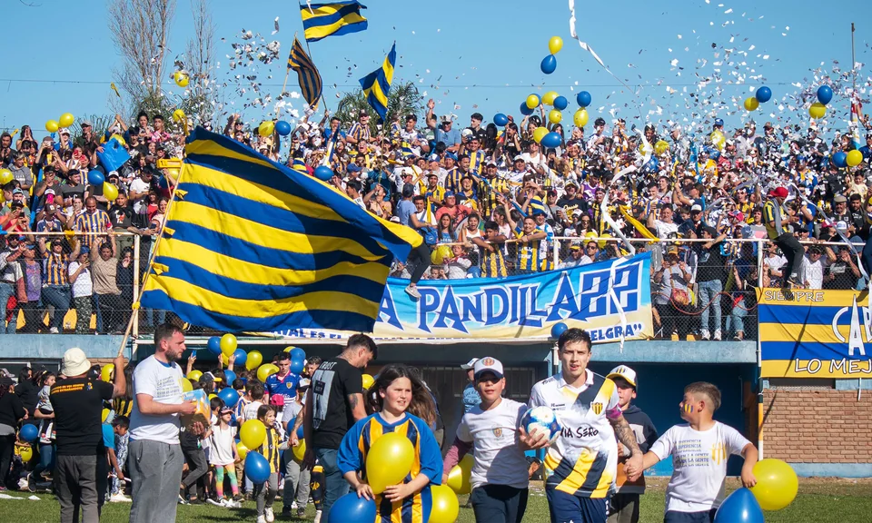 Banderas y globos azules y amarillos frente a la tribuna del club